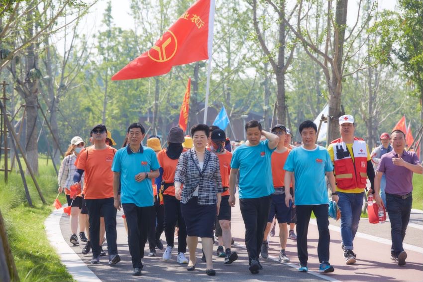 图为南通市人大常委会副主任、市总工会主席葛玉琴(前排左二),市总工会党组成员、副主席、经审会主任季金祥与公司职工一起徒步走过习总书记走过的路